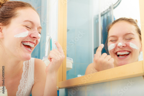 Fotografía Woman applying moisturizing skin cream. Skincare.