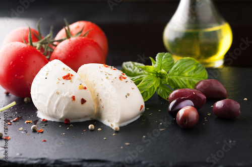 Fotografía Caprese salad with mozzarella, fresh tomato and basil
