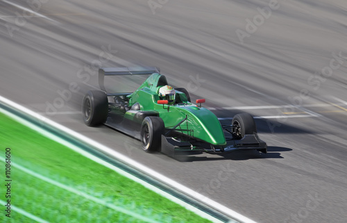 Plakat Wyścig samochodów wyścigowych Formuły 2 na torze z rozmycia ruchu