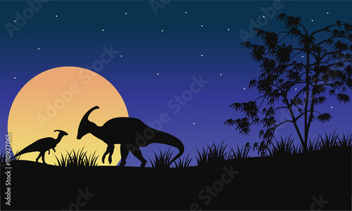 Fotografía At night parasaurolophus silhouette with moon