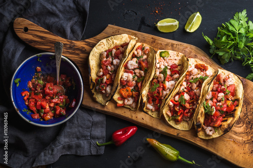 Fotografía Tacos de camarones con salsa casera, limas y perejil