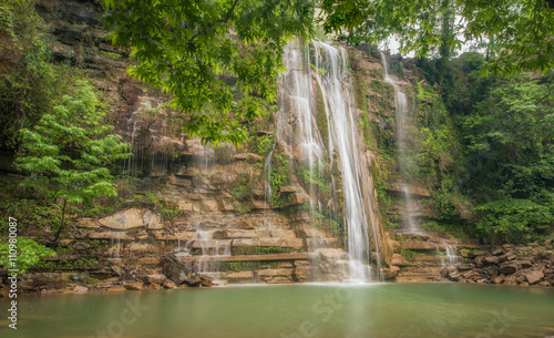 Naklejka na szybę Piękny wodospad w tropikalnym lesie