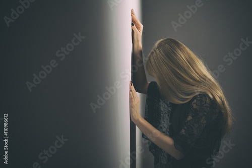 Fotomural Mujer deprimida. La imagen está en tonos intencionadamente.