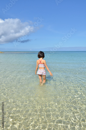 海水浴を楽しむ女の子 後姿 Buy This Stock Photo And Explore Similar Images At Adobe Stock Adobe Stock