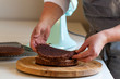 © annaia - kvinna lägger tårtbotten på varandra