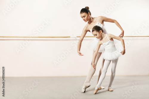 Fotomural Bailarina poco con el maestro de ballet en el estudio de baile