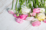 Fototapeta Tulipany - Ranunkeln Blumenstrauß auf einem Holztisch
