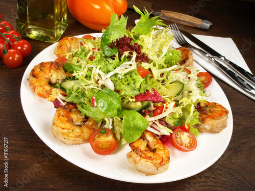 Gemischter Salat mit Scampi vom Grill Stock-Foto | Adobe Stock