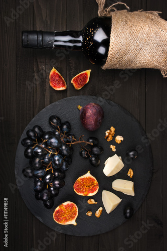 Láminas Fondo de la comida con el vino rojo, uvas, higos