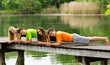 Teenager / Jugendliche beim Fitness Training draußen in der Natur