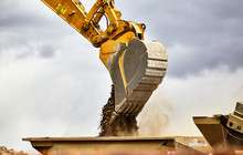 Construction Industry Excavator Feeding Portable Quarry Machine