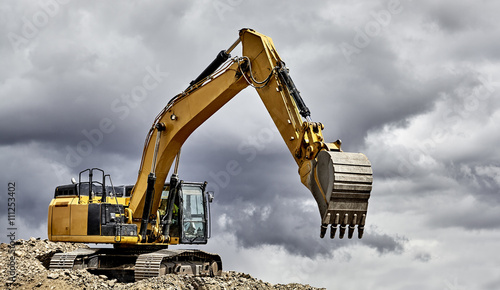 Fotografía Constuction industry excavator heavy equipment on mountain