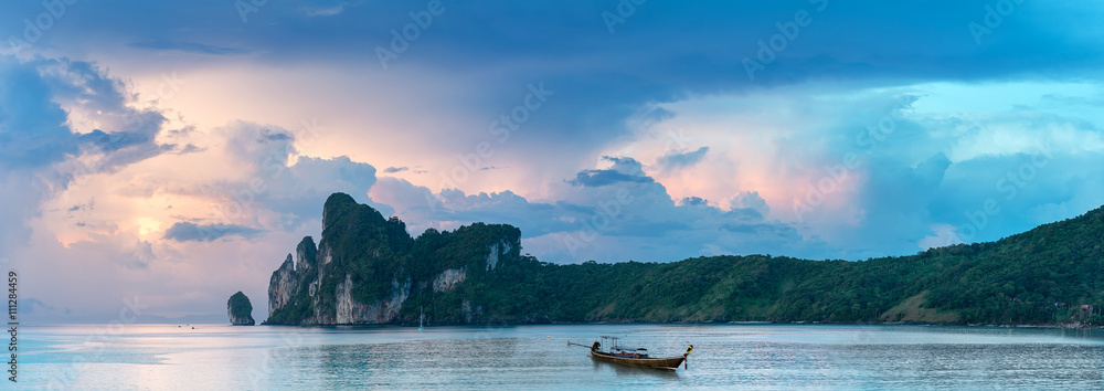 Bucht von Phi Phi Island Thailand am Morgen - obrazy, fototapety, plakaty 