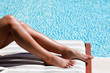 © plprod - jambes de femme au bord d'une piscine