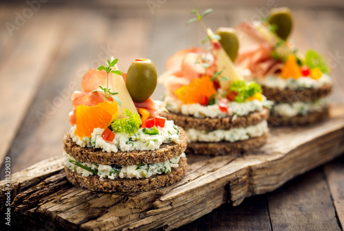 Fotomural Canapes with prosciutto and cheese