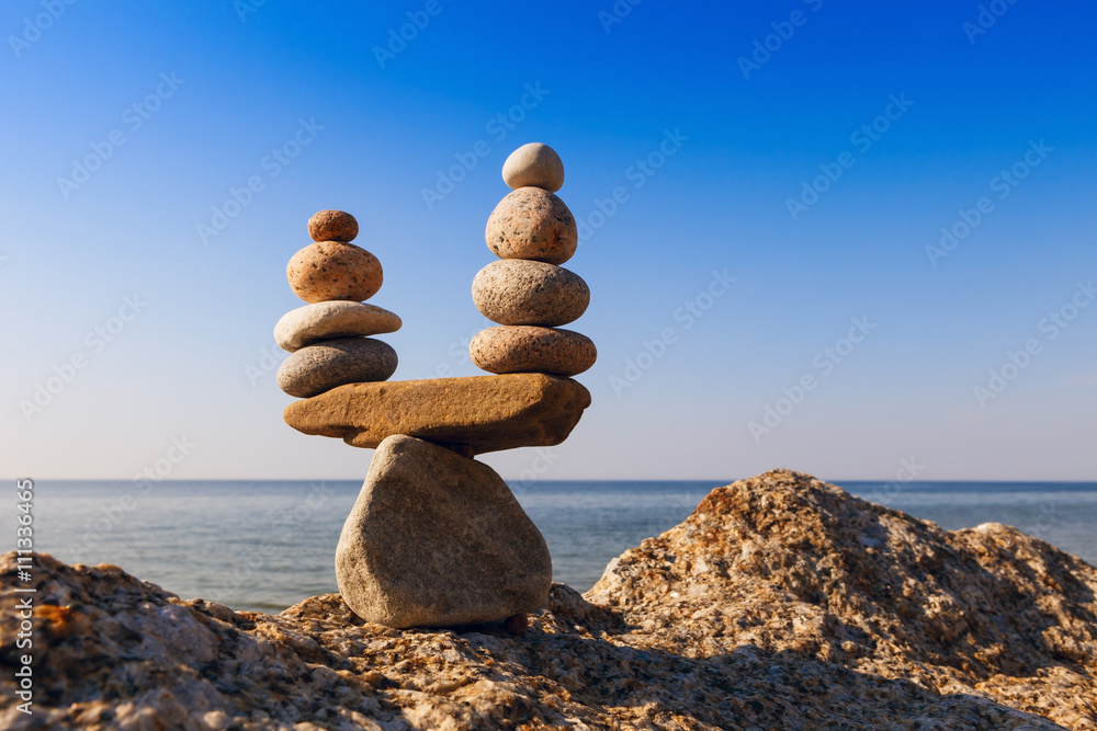 Concept of harmony and balance. Balance stones against the sea. - obrazy, fototapety, plakaty 
