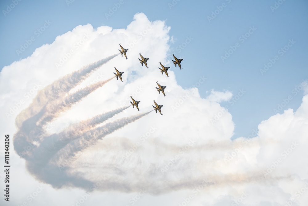 Papel de parede Show of force jets, planes carry a figure on a background of clouds, wallpaper w