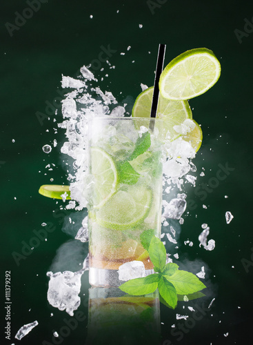 Foto fresh mojito drink with liquid splash.
