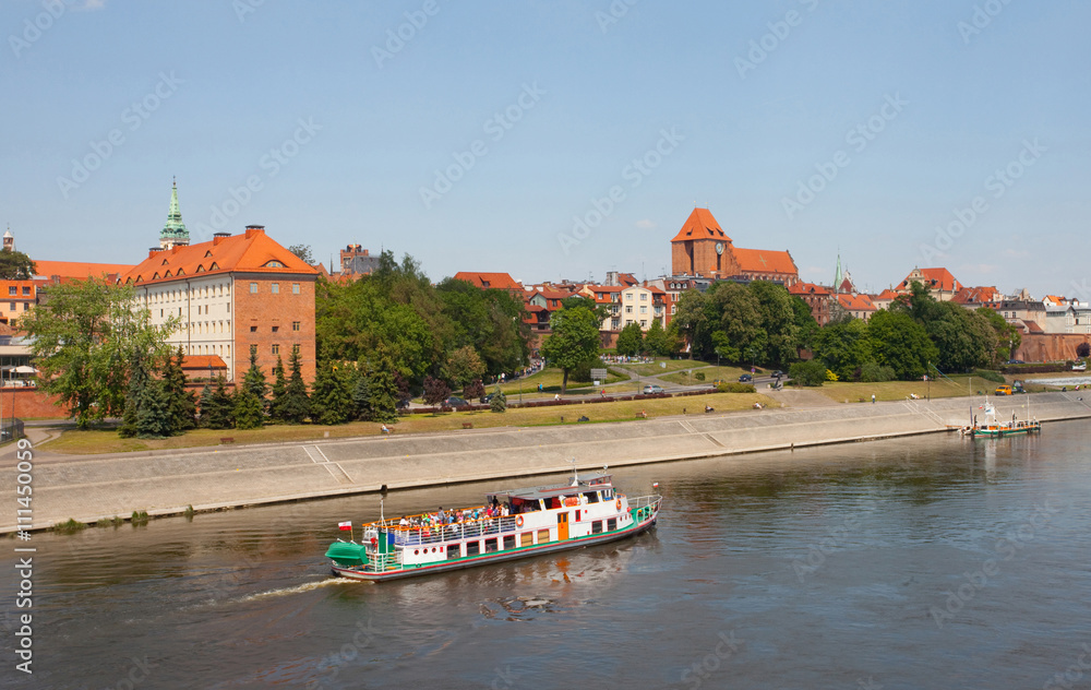 Widok z mostu na panoramę Torunia, rejs statkiem po Wiśle, 
Panorama of Torun - Vistula river, Poland  - obrazy, fototapety, plakaty 