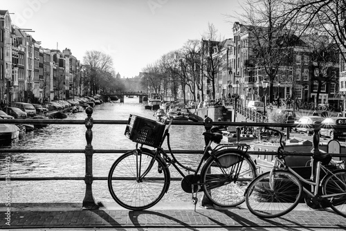 Dekoracja na wymiar  rowery-na-moscie-w-centrum-amsterdamu