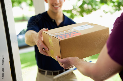 Fotografía Delivery: Giving Package to Home Owner
