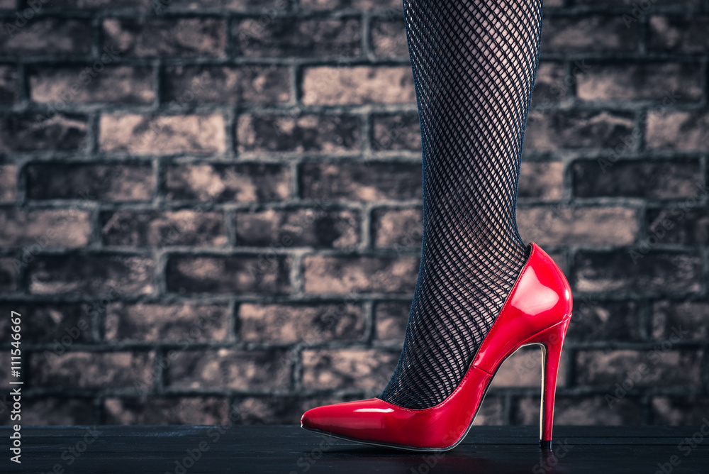 赤いハイヒールを履いている女性 Stock Photo | Adobe Stock
