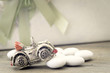 Bomboniera argento, nastri e confetti. Modello macchina in miniatura