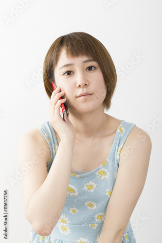 女性 スマホ 会話 カメラ目線 夏服 カジュアル 白バック 見つめる Buy This Stock Photo And Explore Similar Images At Adobe Stock Adobe Stock