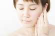 © oka - ビューティ　イメージ　ナチュラルメイク　女性　目を閉じる　白バック