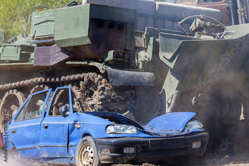 Panzer Uberrollt Auto Tank Crushes Car Kaufen Sie Dieses Foto Und Finden Sie Ahnliche Bilder Auf Adobe Stock Adobe Stock