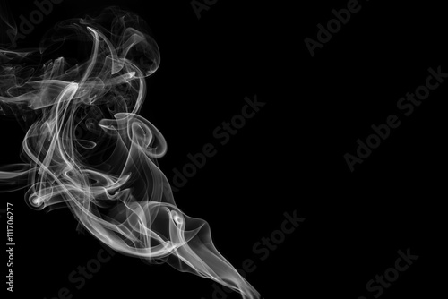 Plakat streszczenie dymu na czarnym tle w studio