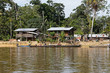 Village noir-marron sur les rives du fleuve Maroni en Guyane française