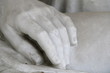 Linke menschliche Hand, Hand einer Marmorstatue