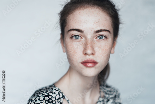 Photographie Avec le visage des taches de rousseur close-up d'une belle jeune fille