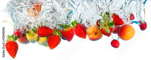 Fototapeta do kuchni frutta fresca che cade in acqua