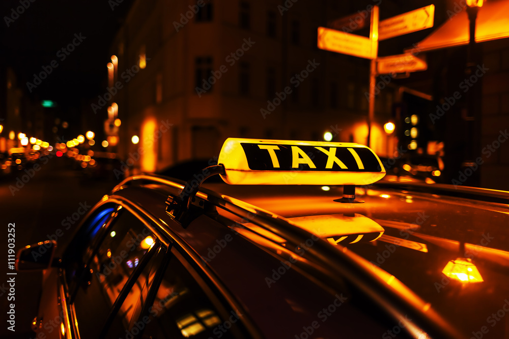 taxi sign on the roof of a taxi - obrazy, fototapety, plakaty 