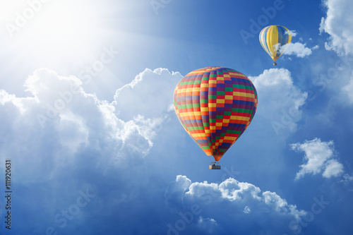 Plakat Gorące powietrze balony latają w niebieskim niebie