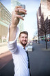 Junger Mann unterwegs in Berlin mit Smartphone
