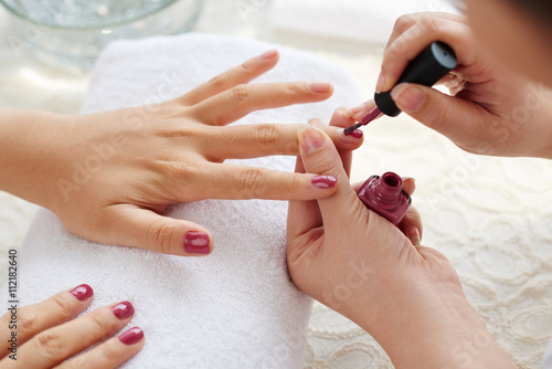 Foto Master-Anwendung Lack auf den Fingernägeln auf Frau