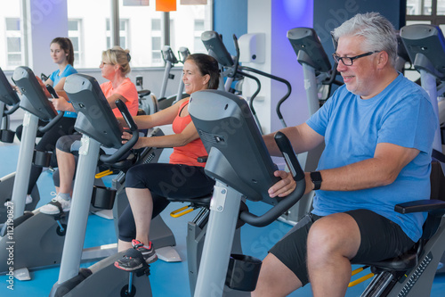 Fotografie, Obraz menschen beim fitnesstraining auf dem fahrrad