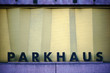 Parkhaus Vintage / Das Schild eines alten Parkhauses in Vintage und Retro.