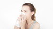 Donna soffia naso allergia starnuto