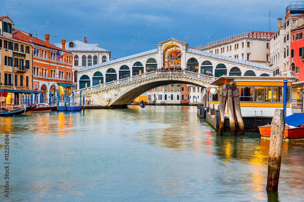 Rialto Bridge at dusk in Venice, Italy - obrazy, fototapety, plakaty 