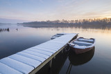 Fototapeta Pomosty - łódki na jeziorze zimą przy ośnieżonym pomoście