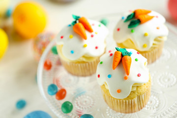 Canvas Print - Cake stand with Easter cupcakes and eggs on wooden table