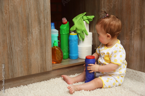 Fotografie, Obraz Little girl playing with detergents in kitchen