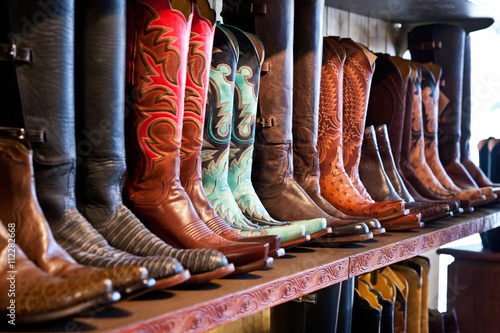 Fotografía Cowboy boots store shelves. Handmade leather boots