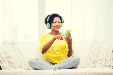 Poster - happy african woman with smartphone and headphones