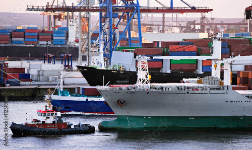 Cuadros en Lienzo Schiffsverkehr im Hamburger hafen