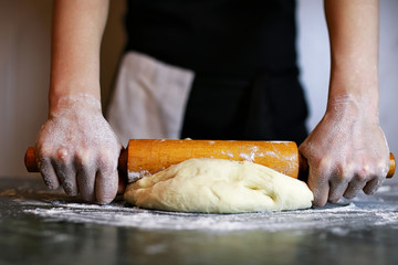 prepare pizza dough hand